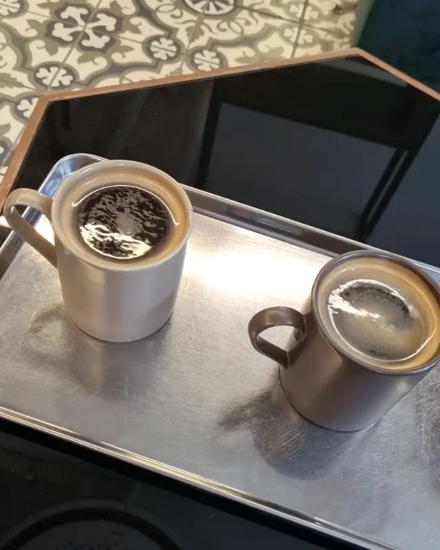 깔끔하게 담겨져 나온 커피 두 잔