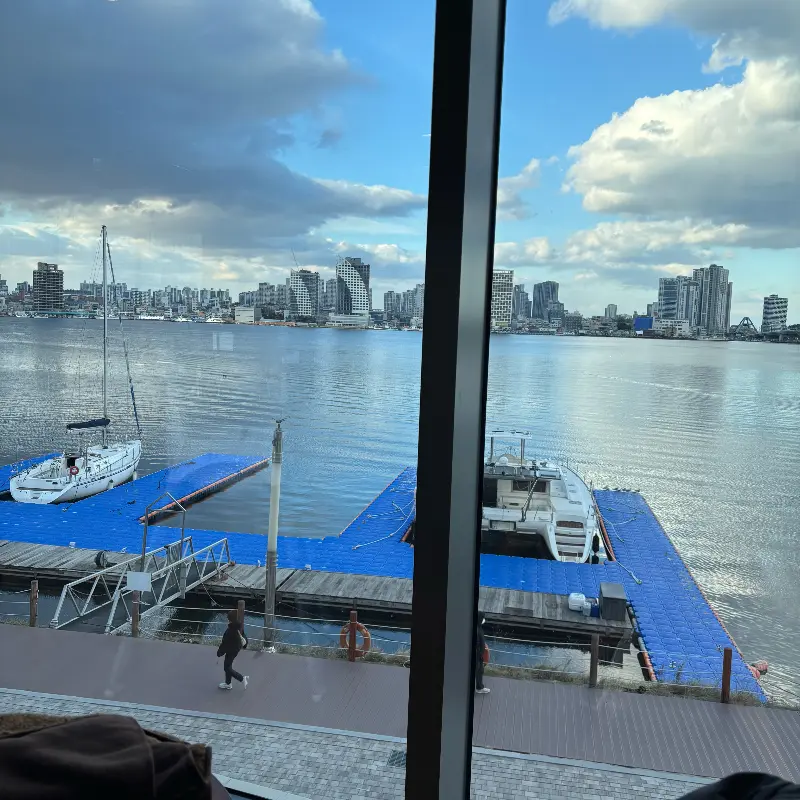 마리스텔라에서 바라본 청초호 요트 선착장