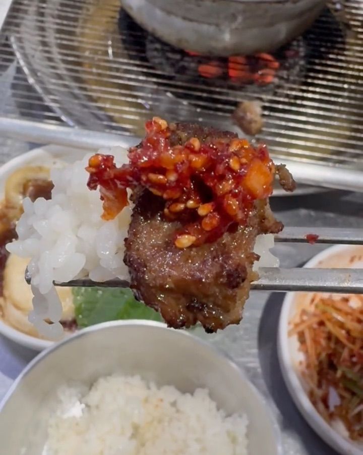 밥 위에 올려진 돼지갈비