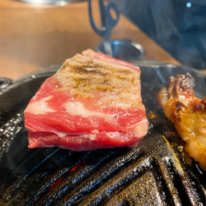 숯불 위에서 익어가는 양갈비