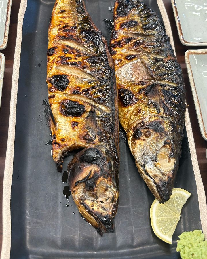 화덕에서 갓 구워져 나온 촉촉한 고등어