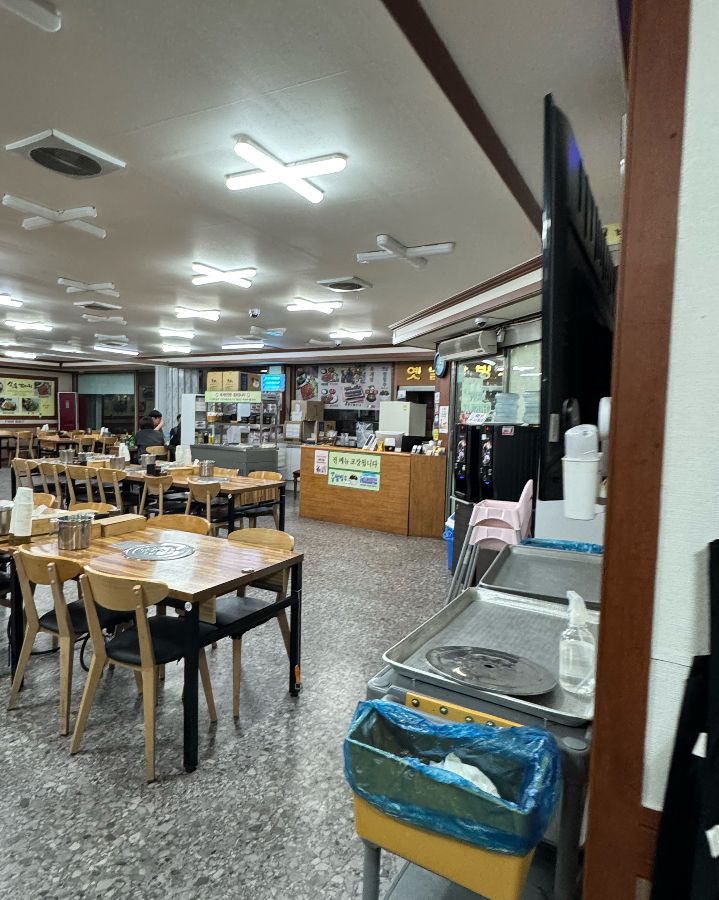 넓고 깔끔한 매장 내부