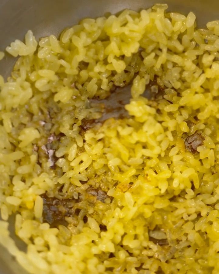 윤기가 흐르는 치자 솥밥