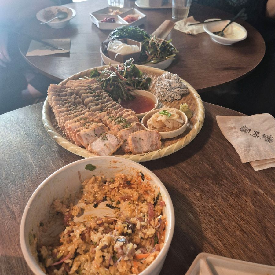 비범의 튀김 수육 한상 차림