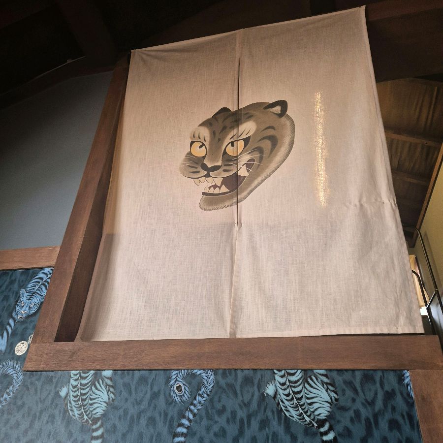 비범의 인테리어, 호랑이 그림이 그려진 커튼