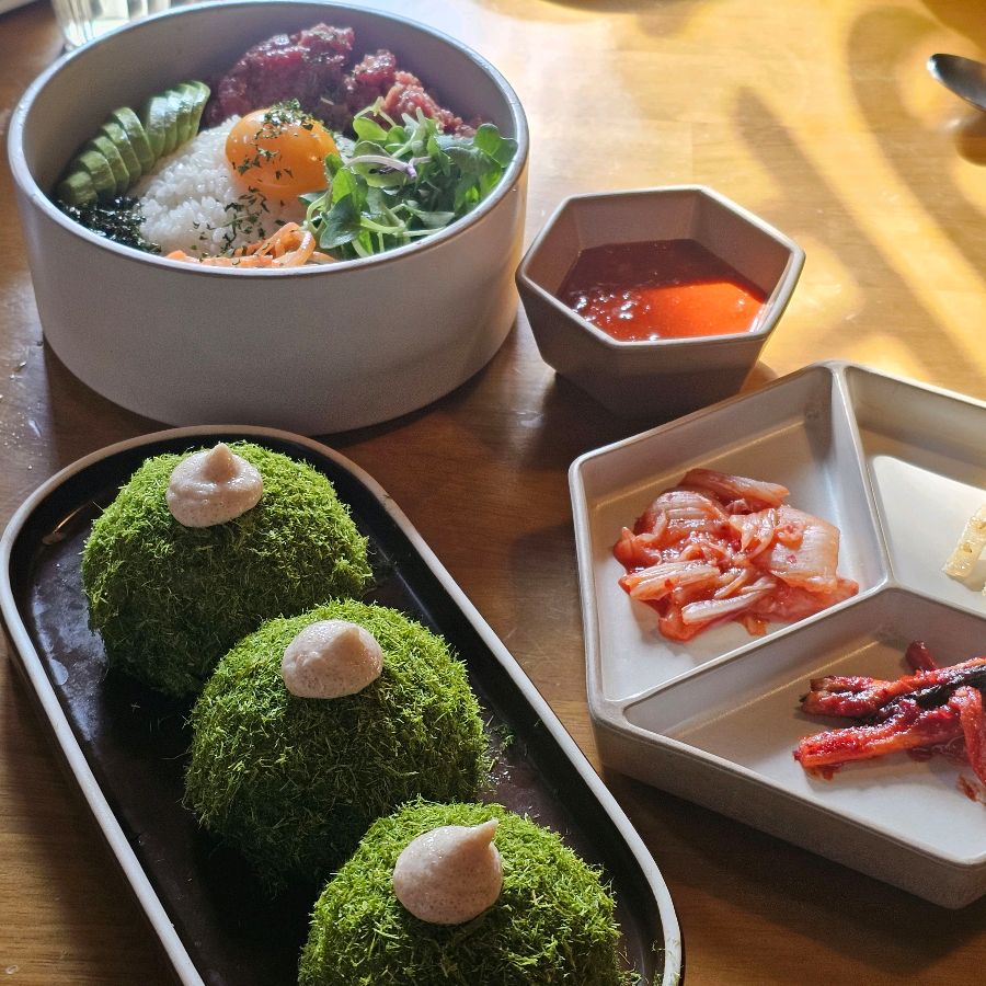 비범의 육회 비빔밥과 주먹밥, 아름다운 플레이팅