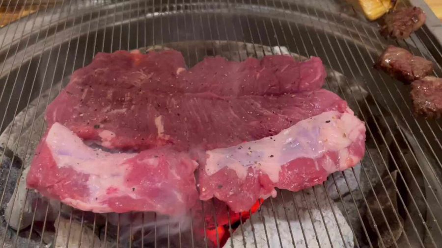 숯불 위에서 노릇하게 구워지는 한우