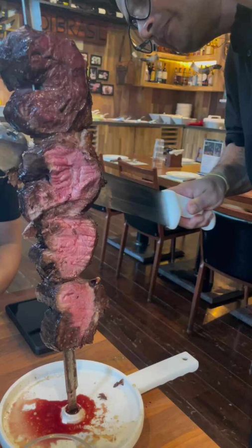슈하스코 꼬챙이에 끼워진 채끝 스테이크