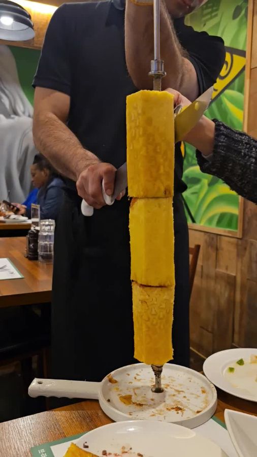 슈하스코 꼬챙이에 끼워진 파인애플