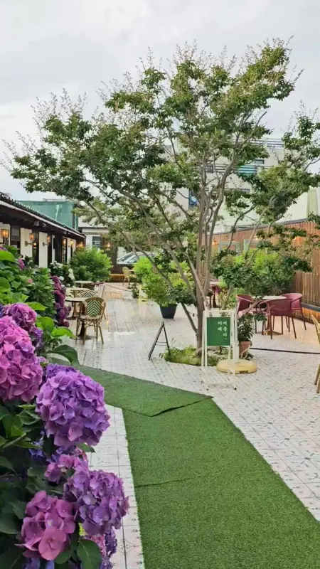 카페 머물다 야외 정원