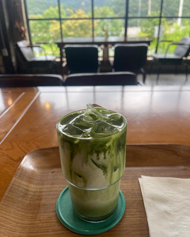 테이블 위에 놓인 말차 라떼