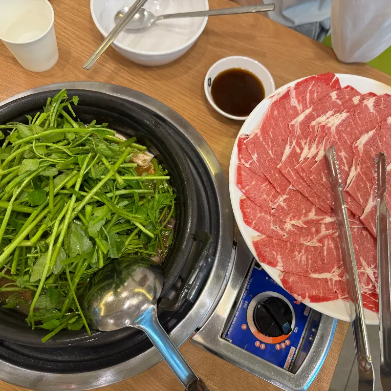 소고기와 미나리가 어우러진 샤브샤브