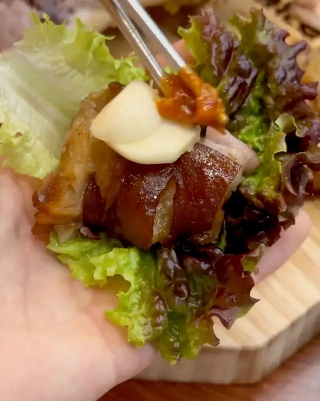 마늘과 쌈장을 곁들여 한 입!