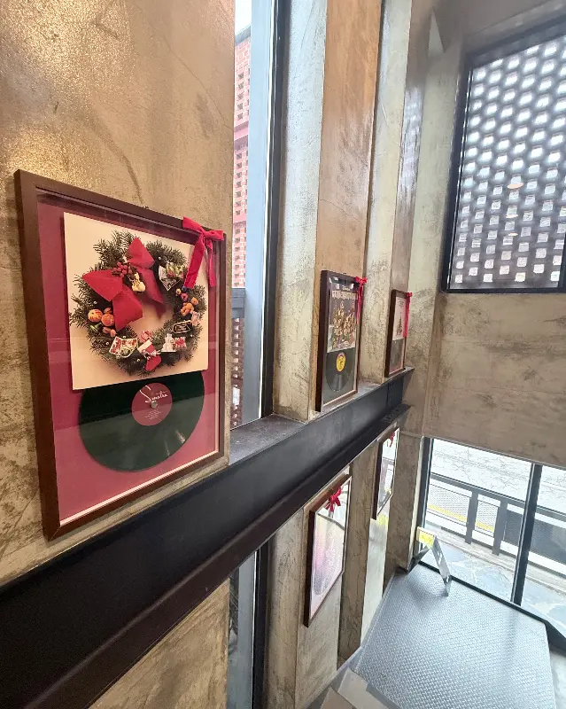 2층으로 향하는 계단 벽면에 장식된 LP판 액자들