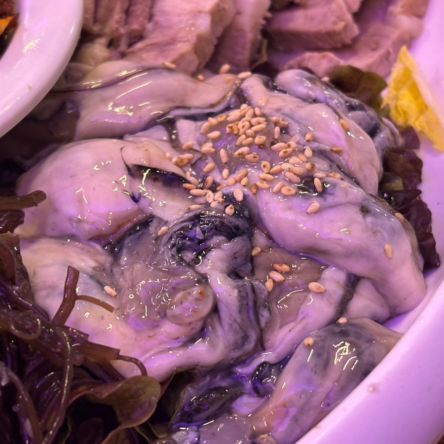 신선한 굴이 듬뿍 올라간 굴보쌈