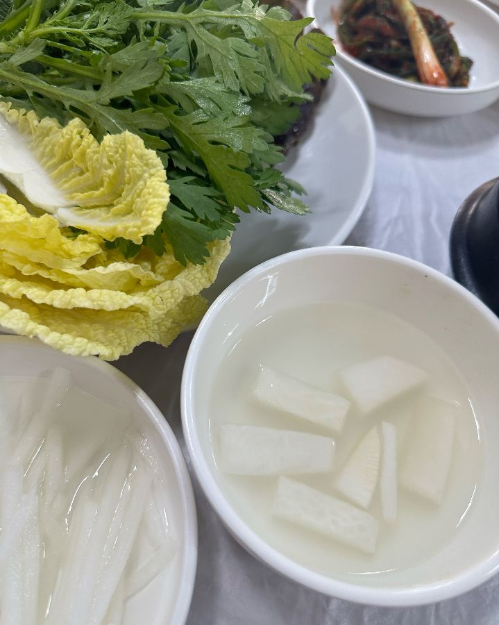 신선한 채소와 밑반찬