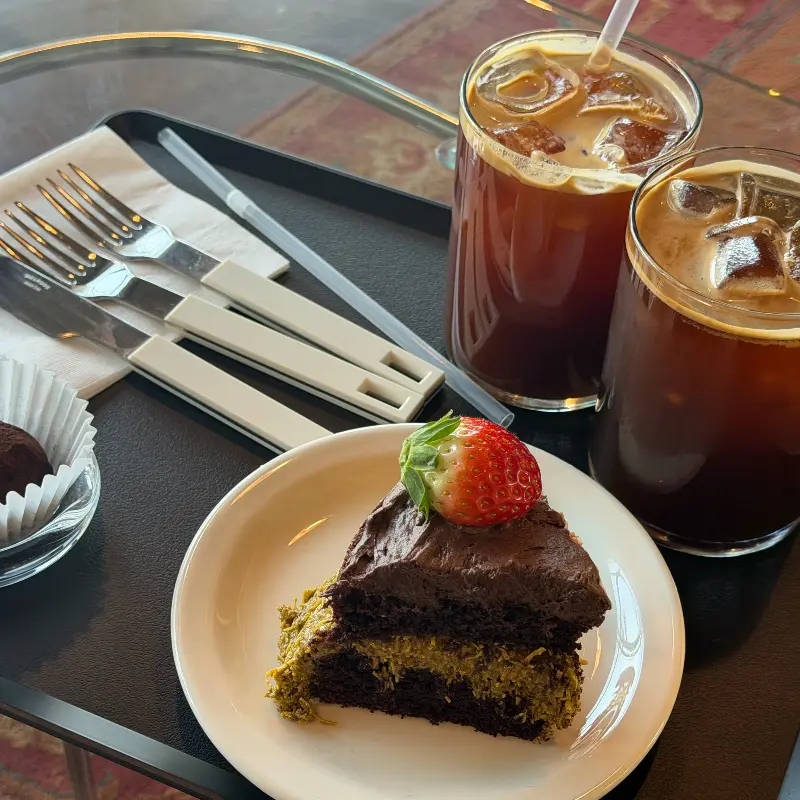 두바이 케이크와 커피