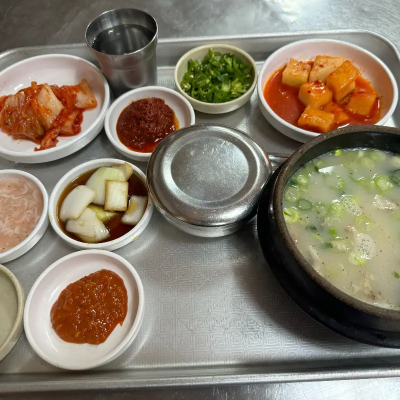 깔끔하게 차려진 순대국밥 한 상