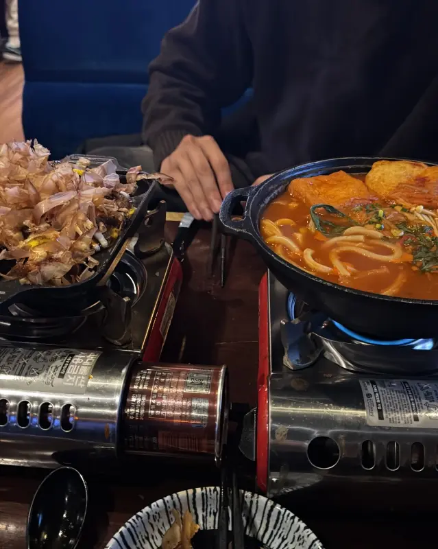 스키야키와 김치우동이 놓여진 테이블