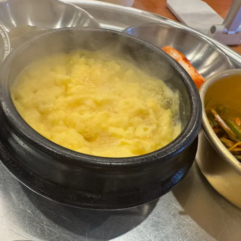 뚝배기에 담겨 보글보글 끓고 있는 계란찜