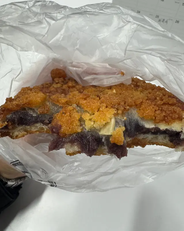 비닐 봉투에 담긴 나비파이 단면