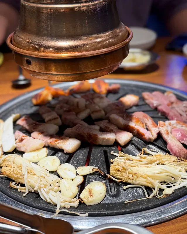 불판 위에서 익어가는 삼겹살