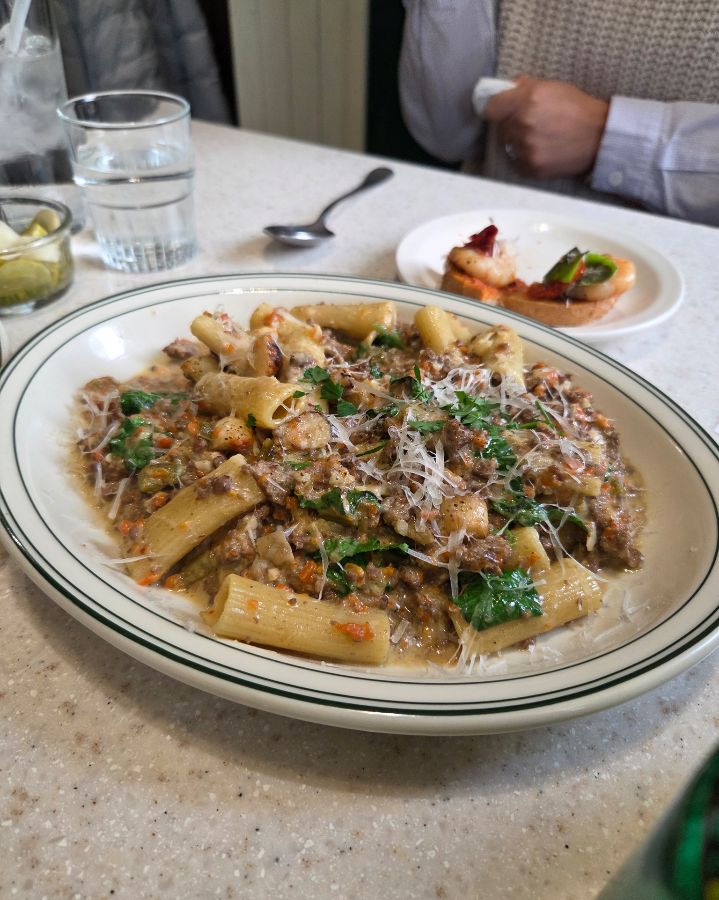 테이블 위에 놓인 토마토와 치즈가 올라간 빵