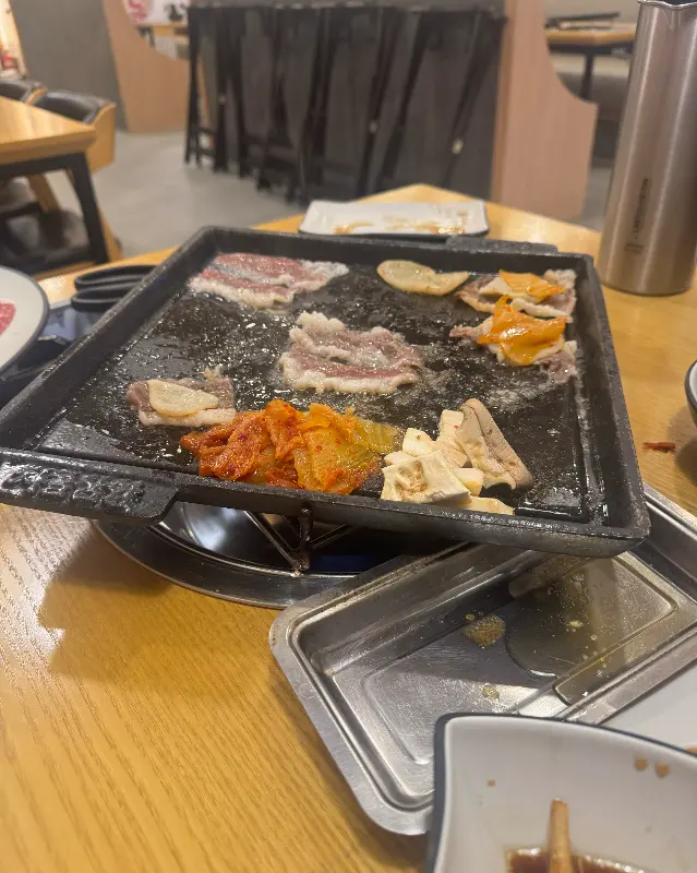 차돌박이와 관자, 김치가 구워지고 있는 모습