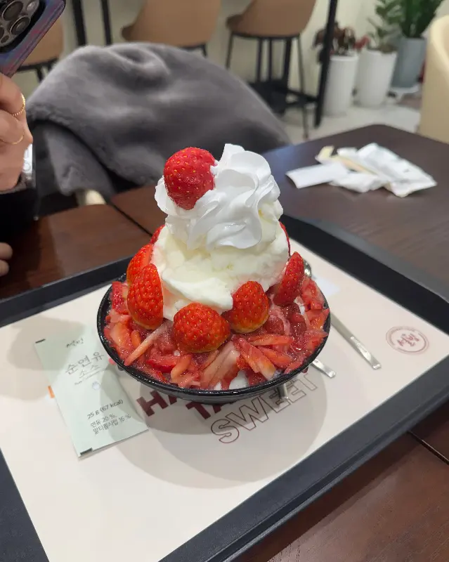 푸짐한 양의 딸기 설빙