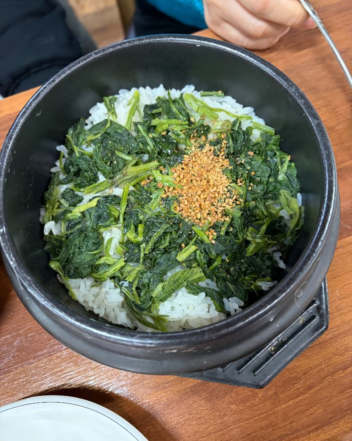 곤드레나물이 가득 담긴 곤드레밥