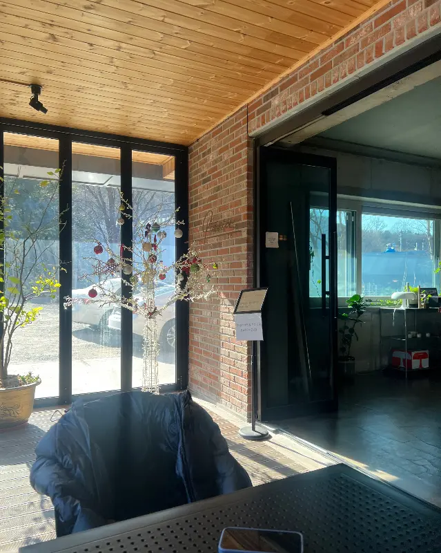 카페 내부 창가 좌석