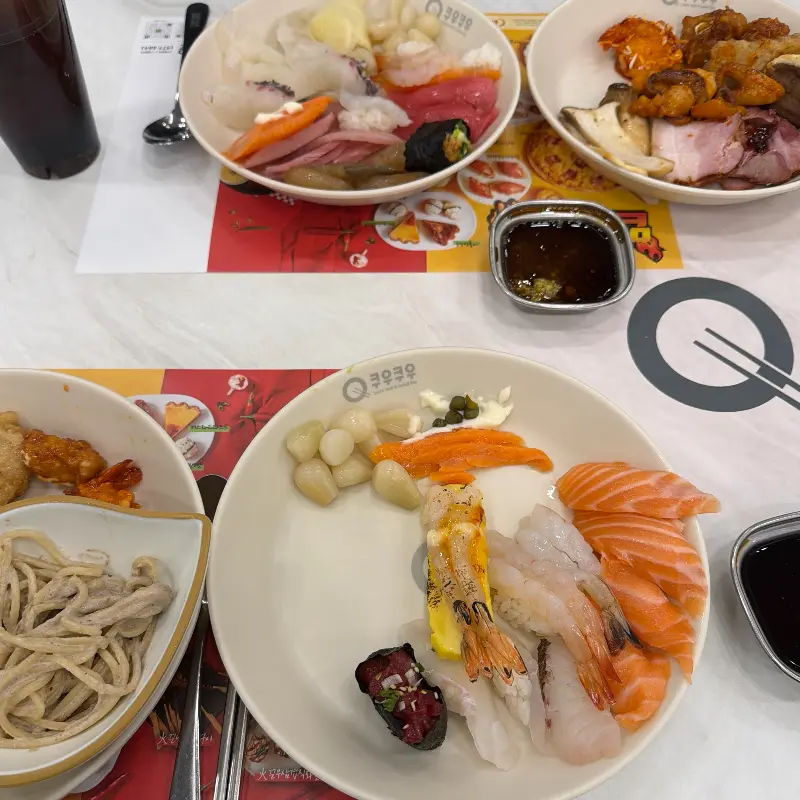 초밥과 샐러드가 담긴 접시