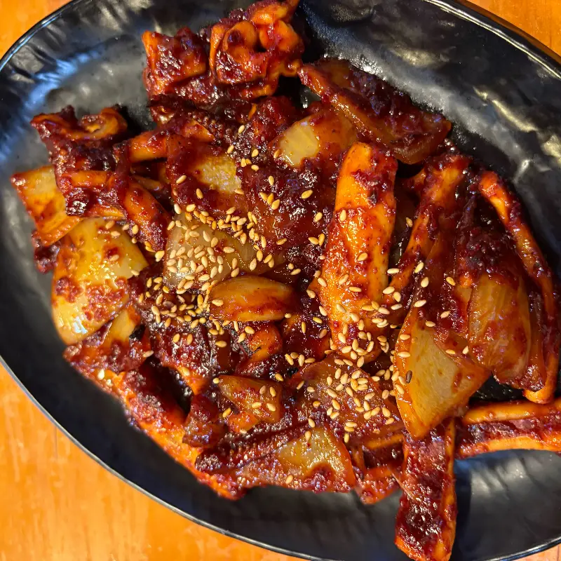 윤기가 흐르는 오징어볶음