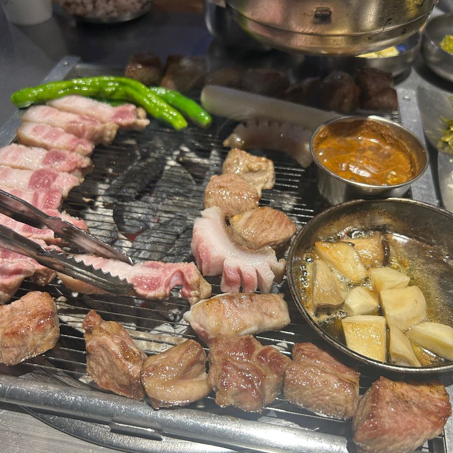 돈멜의 오겹살과 목살 구이