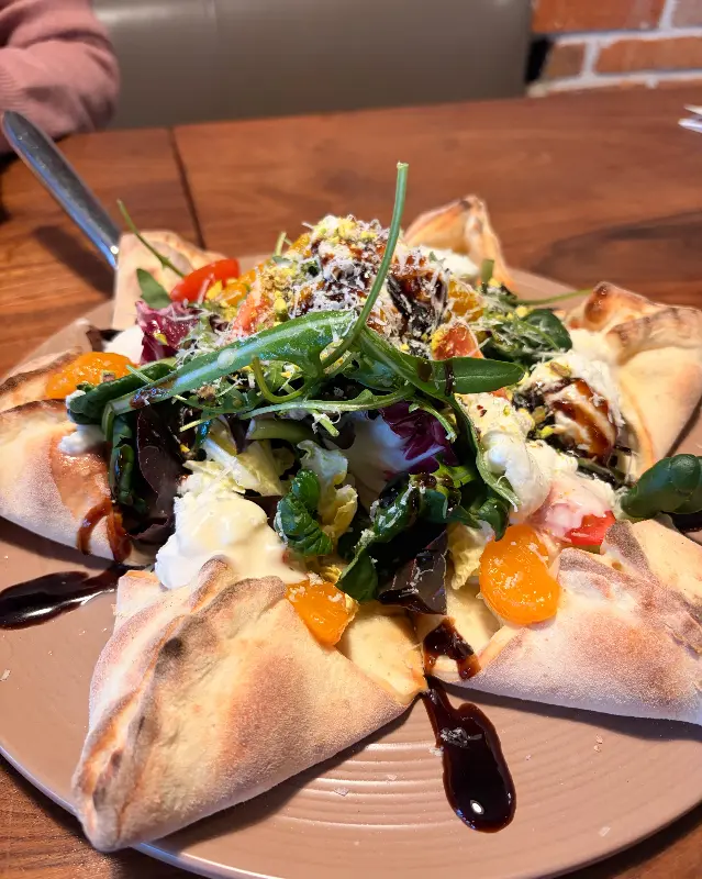 신선한 샐러드가 올라간 피자