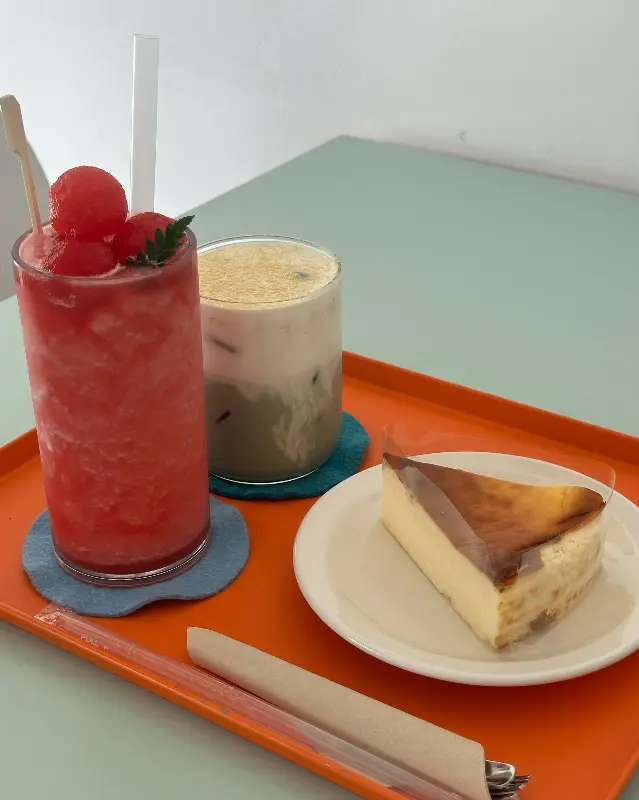 수박 주스와 바스크 치즈케이크