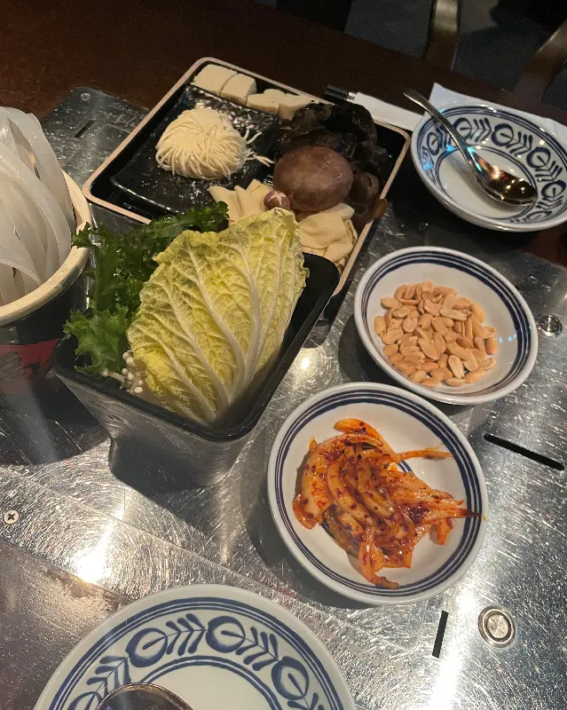 신선한 야채와 훠궈 재료들