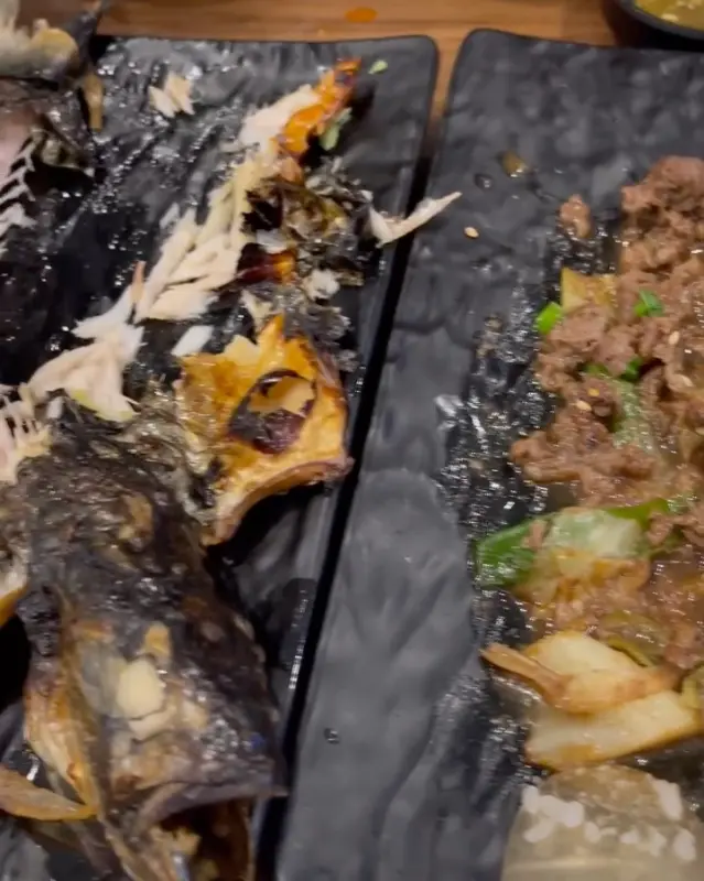 깨끗하게 비워진 접시