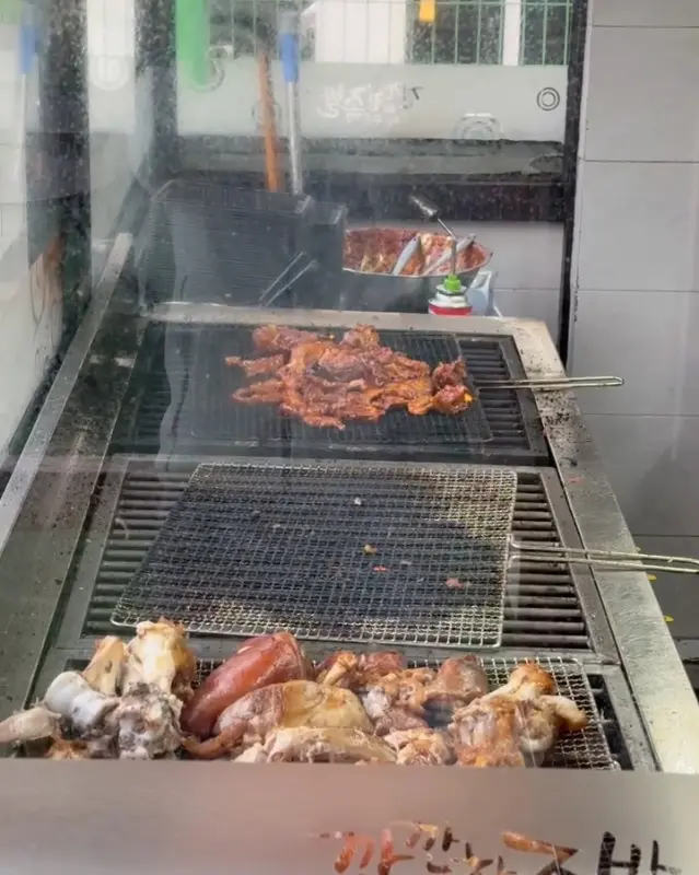 참숯으로 구워지는 족발