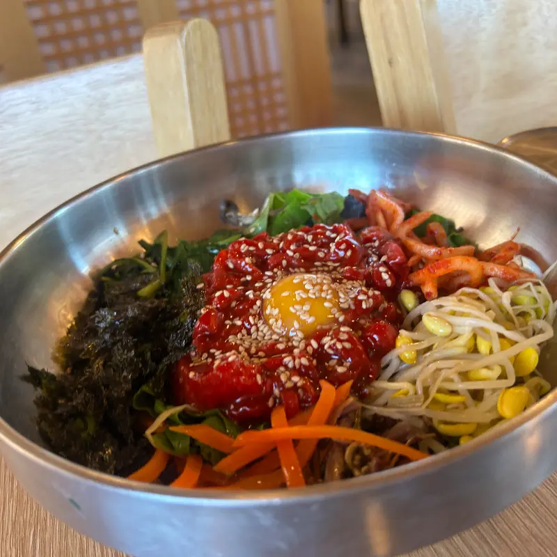 육회와 채소가 조화로운 육회비빔밥