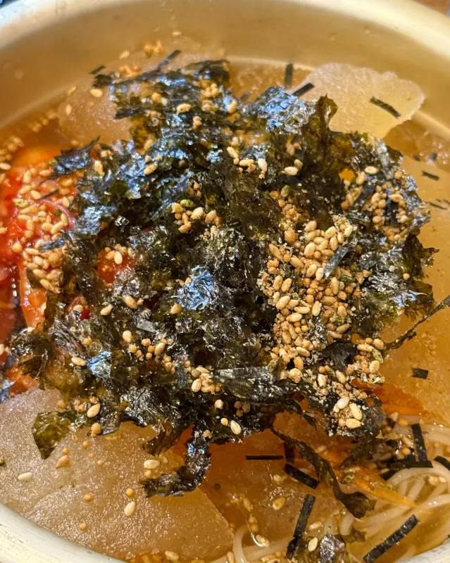 김가루와 깨가 듬뿍 뿌려진 시원한 냉국수의 모습