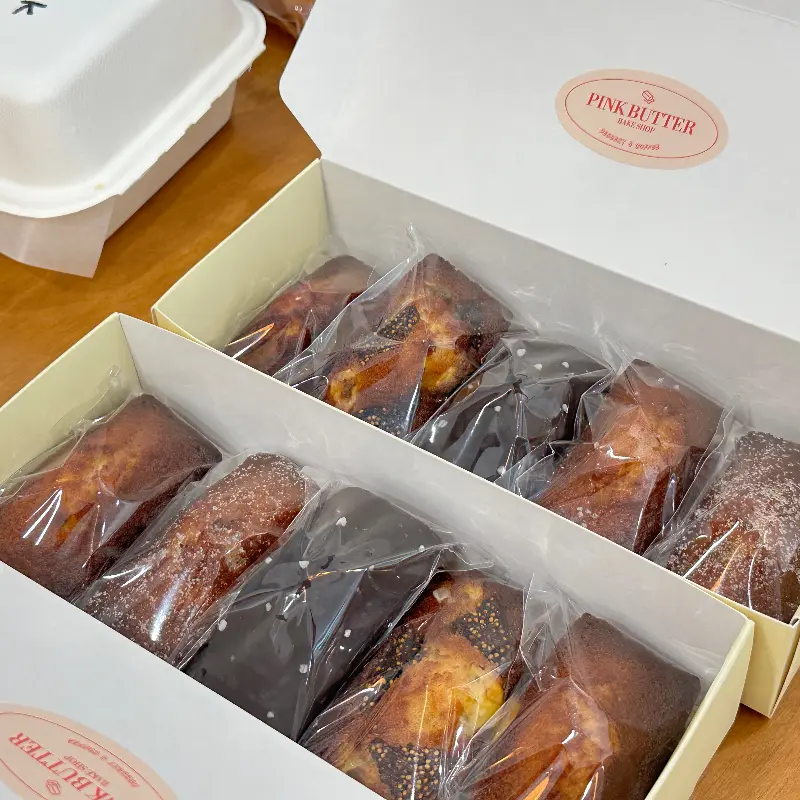 선물 포장된 구움과자 세트