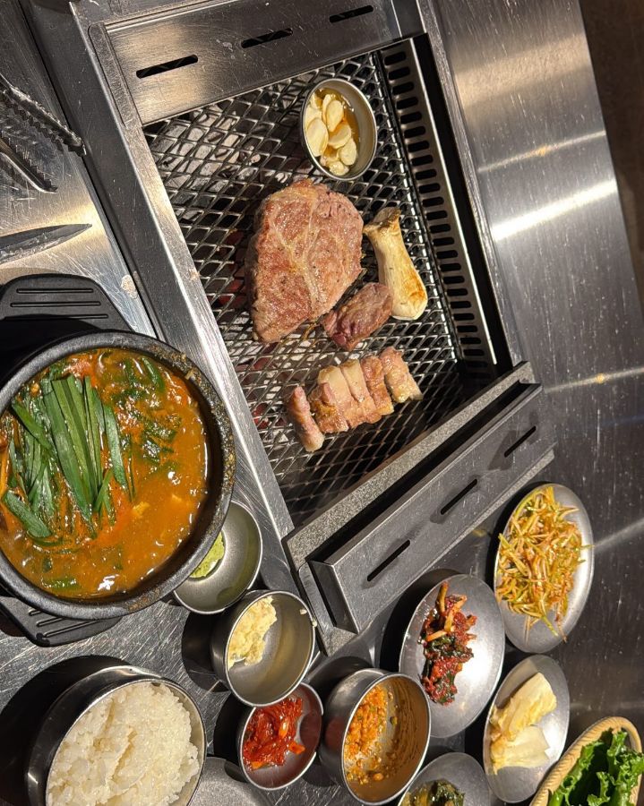 숯불 위에서 맛있게 익어가는 삼겹살