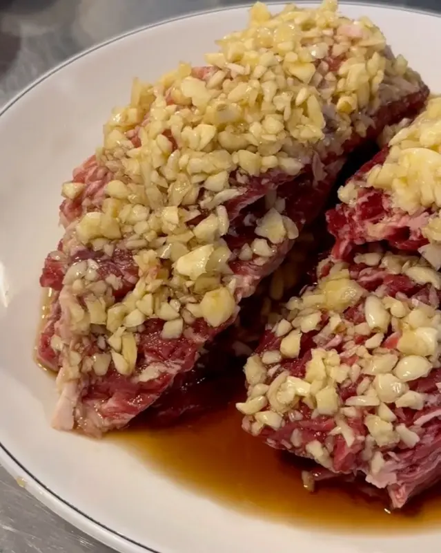 마늘이 듬뿍 올라간 소갈비살