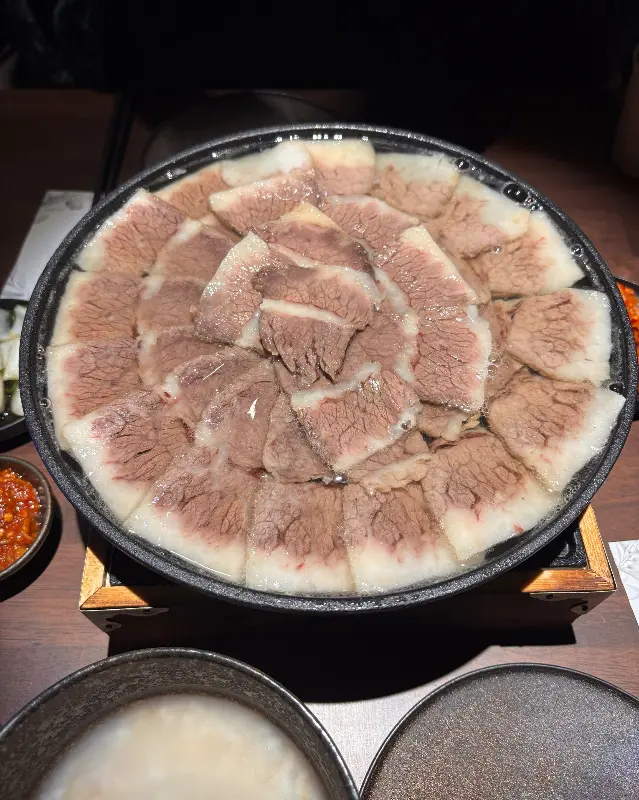 윤기가 흐르는 차돌수육