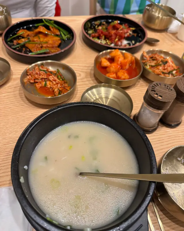 다양한 밑반찬과 곰탕