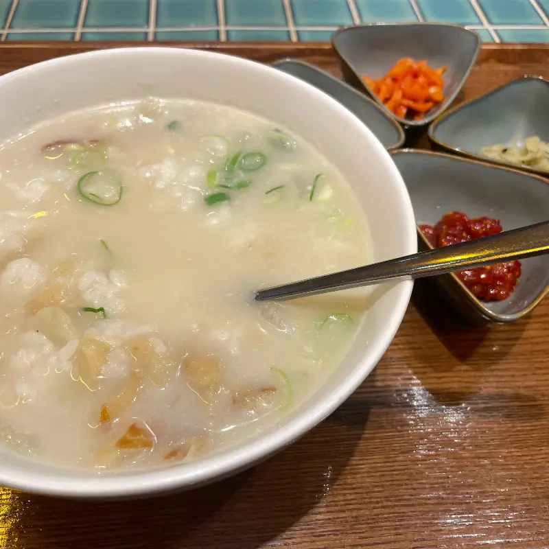 뽀얀 국물이 인상적인 황태곰탕