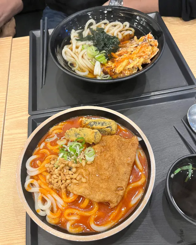 우동과 튀김, 돈까스가 함께 놓여진 모습