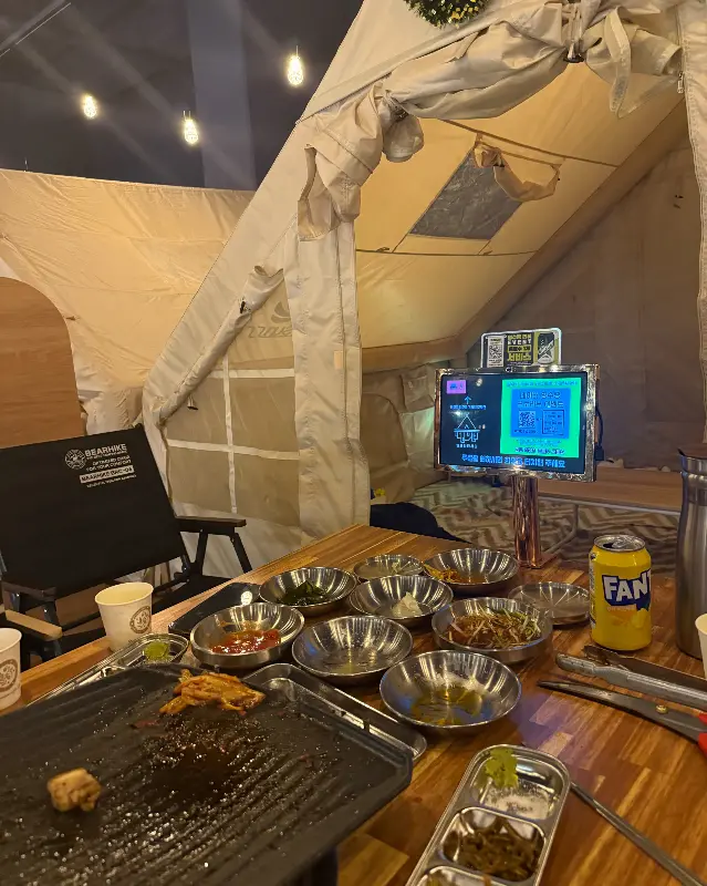 텐트 내부 테이블 세팅