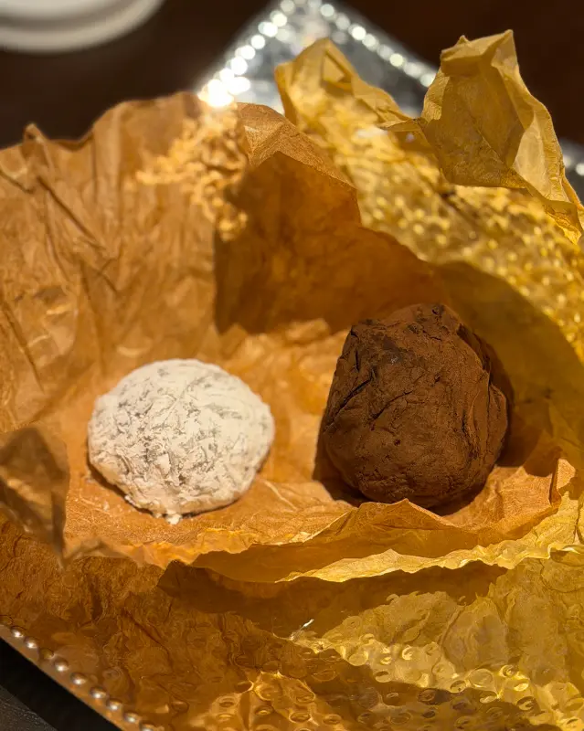 고급스러운 포장지에 담긴 두바이 찹쌀떡